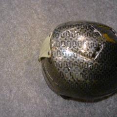 Helm met zwarte print, zoals gemeld door SnowWorld Landgraaf met iLost