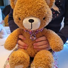 Knuffelbeer met Gabby ketting, gerapporteerd met iLost