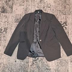 블레이저 Zwarte colbert - gevonden op 20/12/2025, iLost를 사용하여 Van der Valk Rotterdam Blijdorp에 보고됨