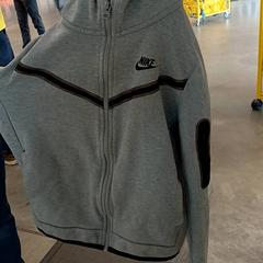 Casacos Grise Nike, como reportado por IKEA Brest Guipavas utilizando o iLost