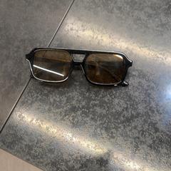 색안경, iLost를 사용하여 Rotterdam The Hague Airport에 보고됨