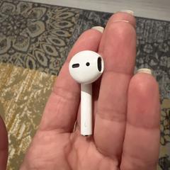 Left AirPod, jak bylo nahlášeno na iLost