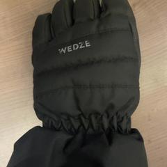 Handschoen Zwart wedze, as reported by Pathé Arnhem using iLost