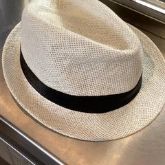 Cappello White, come riportato da MEININGER Hotel Leipzig Hauptbahnhof utilizzando iLost