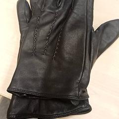 グローブ Noir en cuir がiLostで IKEA Rennes - Pacé によって報告されました