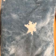 Coperta in pile blauw, ijsvlokken met ijsbeer, come riportato da VITAZ campus Sint-Niklaas utilizzando iLost