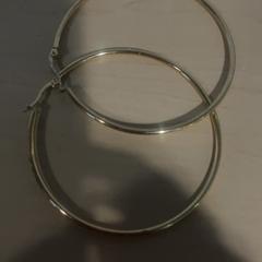 Belarritakoak Goudkleurig, gisa salatu by Jaarbeurs iLost erabiliz