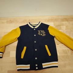 Žluto černá mikina, amint azt IKEA Ostrava az iLost segítségével jelentette.