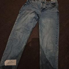 Jeans, rapporterat av The Dominican med iLost