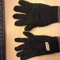 Guants zwart, segons ha informat Regio West-Vlaanderen mitjançant iLost