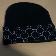 Beanie Zwart met hartjes patroon, amint azt Jaarbeurs az iLost segítségével jelentette.
