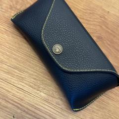 علبة نظارات مع نظارات، كما تم الإبلاغ عنه بواسطة 909 Festival عبر iLost