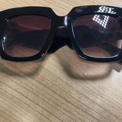 Gafas de sol, segundo informou Pathé Zwolle usando iLost