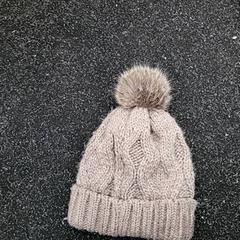 Muts Grijs achtige muts met bolletje, zoals gemeld door Schaatsbaan Rotterdam met iLost