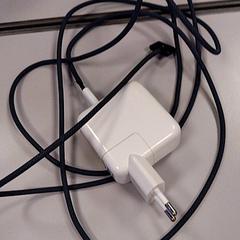 Laptop-ladegerät Wit, gemeldet von Vrije Universiteit Amsterdam über iLost