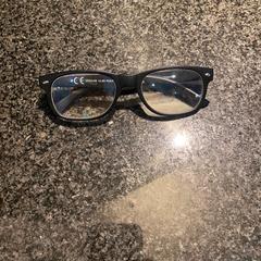 Ulleres zwart, segons ha informat Van der Valk Hotel Wolvega Heerenveen mitjançant iLost