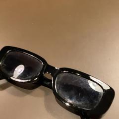 Sonnenbrille Black, gemeldet von MEININGER Hotel Brussels City Center über iLost