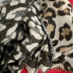 Kleding bruin wit gevlekte sjaal, amint azt Centraal magazijn az iLost segítségével jelentette.