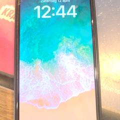 I-phone zwart, segundo informou a iLost