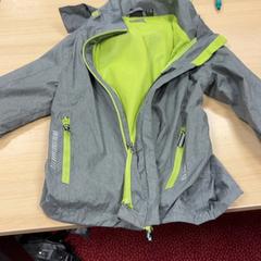 Casaco Grijs met neon groen crivit, como reportado por Pathé Amsterdam Noord utilizando o iLost