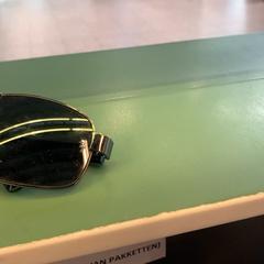 Solbriller zwart, som rapportert av Eindhoven Airport ved bruk av iLost