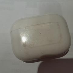 Custodia per airpods blanc, come riportato da TCL utilizzando iLost