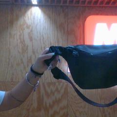 Bellybag black with a word "smith" on it, ha sido reportado por MEININGER Hotel Innsbruck Zentrum con iLost