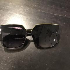 Ulleres de sol, segons ha informat U-OV Utrecht mitjançant iLost