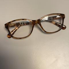 Szemüvegek, amint azt Pathé Schiedam az iLost segítségével jelentette.