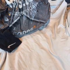 Tasje met sok shirt creme en zwarte sok, som rapportert av Haven Hotel Rotterdam ved bruk av iLost