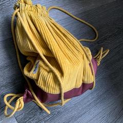 gele tas corduroy met inhoud, come riportato a iLost