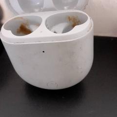Headphone case, as reported by Qbuzz servicepunt  Emmen using iLost