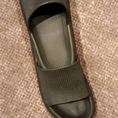 Sandálias, como reportado por Van der Valk Hotel Apeldoorn - De Cantharel utilizando o iLost