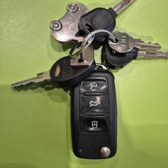 Kulcstartó autosleutel VW en meerdere sleutels, amint azt Gemeente Hardenberg az iLost segítségével jelentette.