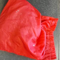 Táska Rood plastieken tas, amint azt Centraal magazijn az iLost segítségével jelentette.