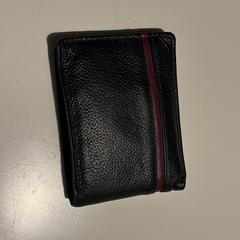 A black wallet with cards, come riportato a iLost