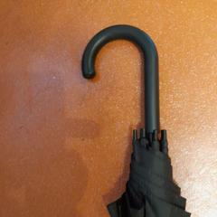 Paraigües noir, segons ha informat TCL mitjançant iLost