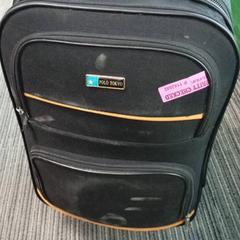 حقائب حمل وحقائب اليد أسود، كما تم الإبلاغ عنه بواسطة محطة الرياض (الرياض) عبر iLost