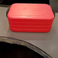 الصندوق Roze,rood.، كما تم الإبلاغ عنه بواسطة Qbuzz GD Groningen HS عبر iLost