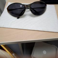 Des lunettes de soleil, a été signalé par IKEA Paris - Italie Deux utilisant iLost