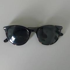 Lunettes Bruin, a été signalé par Centraal magazijn utilisant iLost