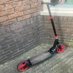 Zwart met rode Step merk Story, segundo informou a iLost