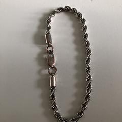 Zilverkleurige armband, gerapporteerd met iLost