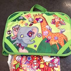 İLost kullanarak Rotterdam The Hague Airport tarafından bildirildiği gibi Kinder knutsel tas Groen