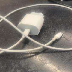 Ładowarka, zgłoszono przez Rotterdam The Hague Airport przy użyciu iLost