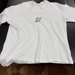 Camicia white, with text on the front, come riportato da Van der Valk Duiven bij Arnhem A12 utilizzando iLost