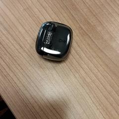 귀마개 홀더 Zwart met transparant, iLost를 사용하여 Arriva West-Brabant에 보고됨