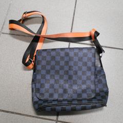 Schoudertasje, a été signalé par Centraal magazijn utilisant iLost