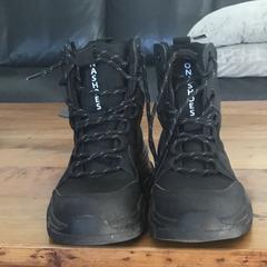 Zwarte werkschoenen, as reported to iLost
