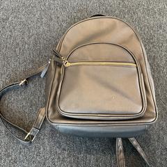 Hátizsák, amint azt Breng Arnhem az iLost segítségével jelentette.